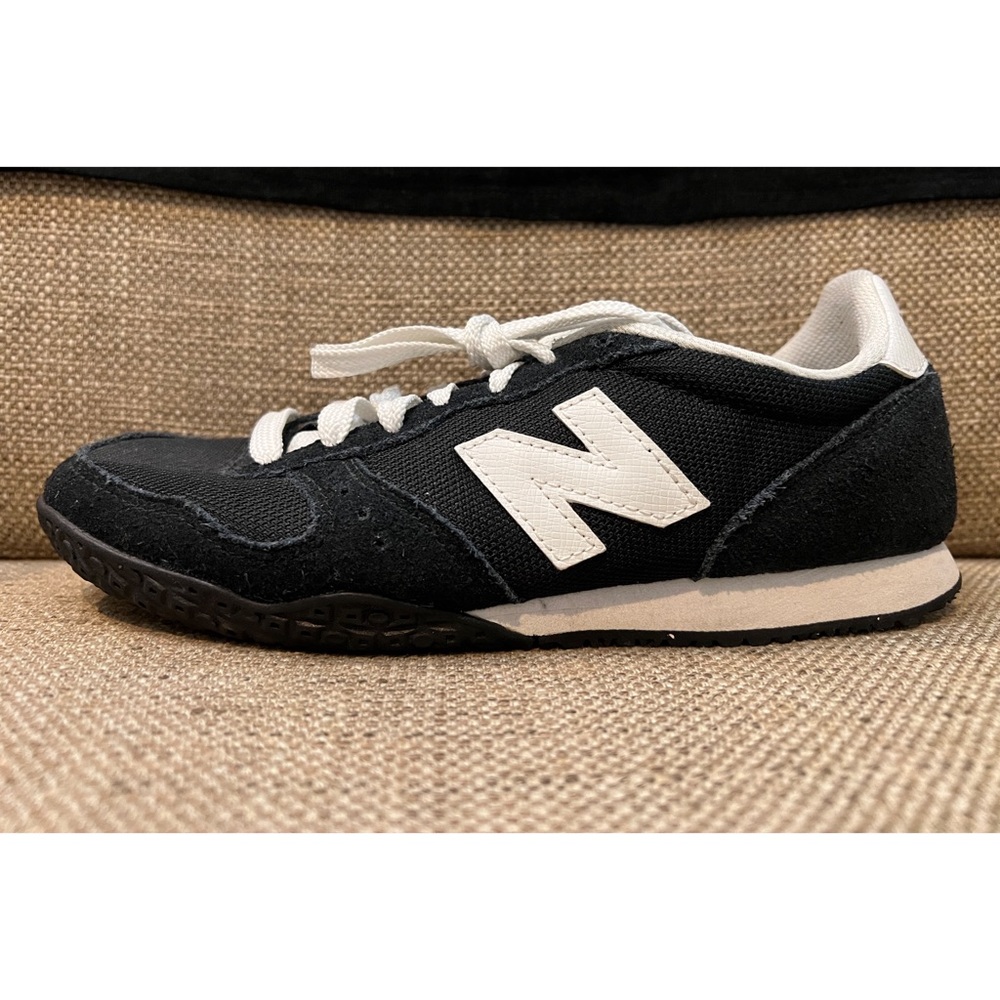 Like new. Ladies New Balance 402 shoes. Size 8. - Picture 6 of 13